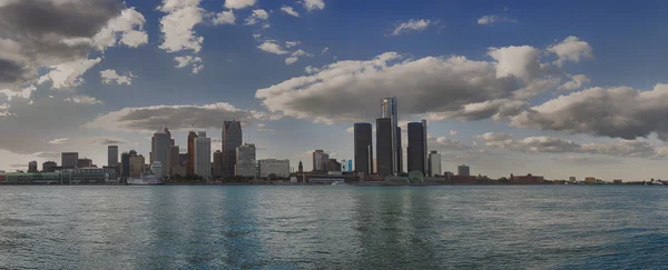 Panoramik Detroit skyline ve nehir — Stok fotoğraf