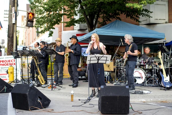 Toronto, Kanada - augusti 22, 2015; Gatan perfomer under Linköping — Stockfoto