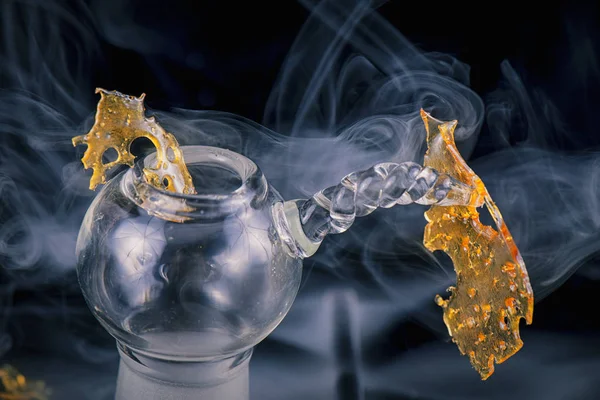 Marihuana olie concentreren aka veiligheidsmaterialen geïsoleerd met glas rig — Stockfoto