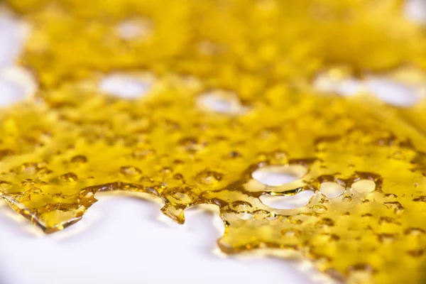 Ein Stück Cannabisölkonzentrat aka Shatter isoliert auf whit — Stockfoto