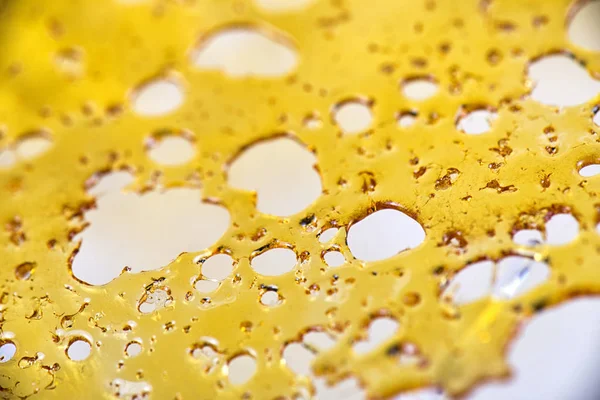 Ein Stück Cannabisölkonzentrat aka Shatter isoliert auf whit — Stockfoto