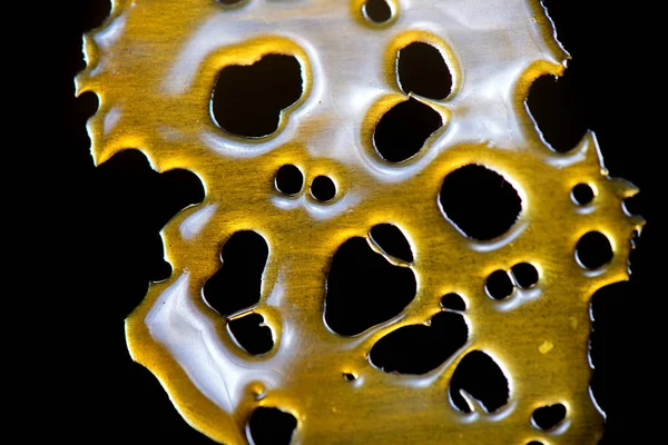 Detalle de cerca del concentrado de aceite de marihuana aka Shatter isolate — Foto de Stock