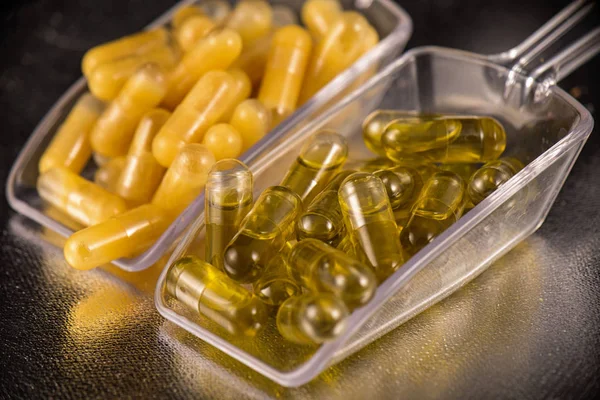 Cannabis extraction capsules infused with shatter and CBD oil — Stock Photo, Image