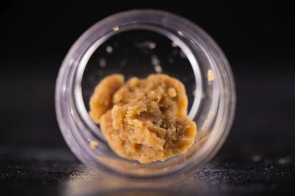 Concentrato di estrazione di marijuana aka cera crumble isolato — Foto Stock