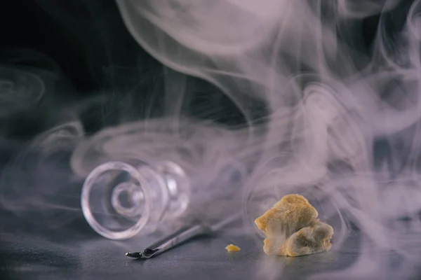 Extração de maconha concentrado aka cera desmoronar no escuro backgro — Fotografia de Stock