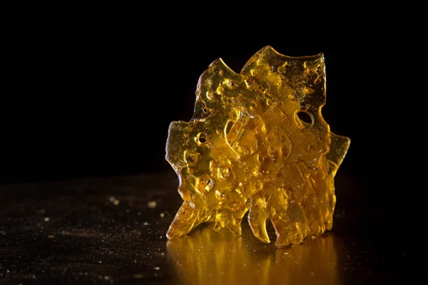 Close up detail of marijuana oil concentrate aka shatter — Stock Photo, Image