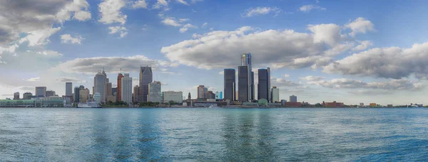 Panorámás kilátás nyílik a Detroit city skyline vett Windsor, Ontar — Stock Fotó