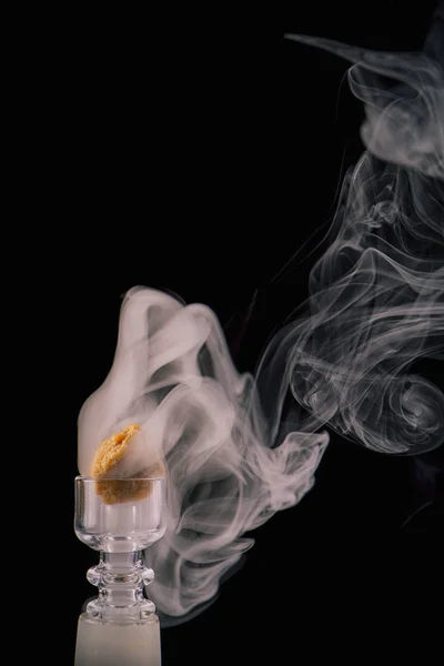 Kivonása marihuána koncentrálni aka viasz elmorzsol egy üveg rig — Stock Fotó