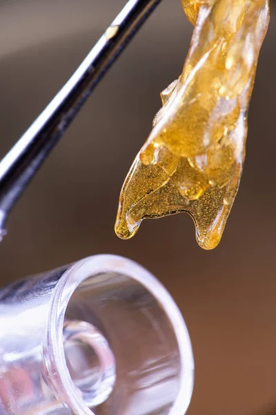 Közelről marihuána csiszolóolaj koncentrátum részlet aka shatter dab — Stock Fotó