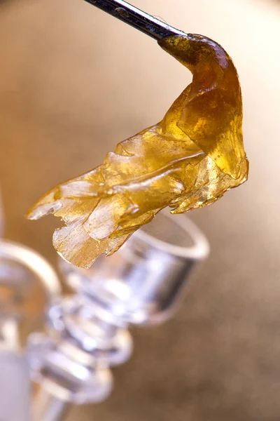 Detalhe de perto do concentrado de óleo de maconha aka shatter dab — Fotografia de Stock