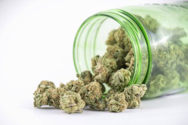 Detay esrar tomurcukları (ob reaper strain) üzerinde yeşil Cam Kavanoz