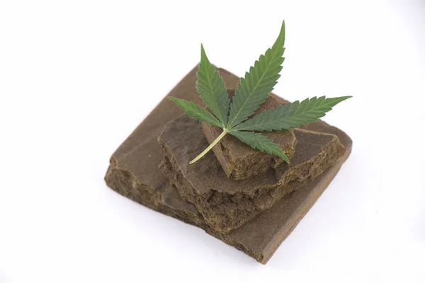 Arte black hashish. Гашиш. Плитка гашиша. Гашиш на белом фоне. План гашиш.