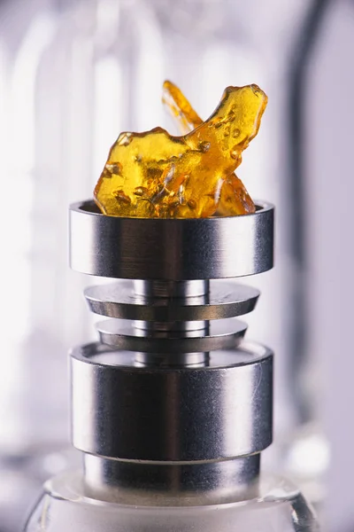 Pedaço de óleo de cannabis concentrado aka quebra sobre um ri titânio — Fotografia de Stock