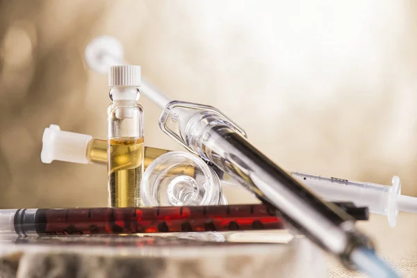 Verschiedene Cannabis-Öl-Behälter mit cbd, Lebendharz und anderen — Stockfoto