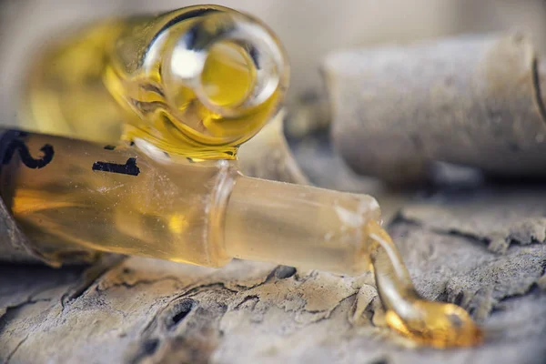 Envases de aceite de cannabis surtidos con CBD, resina viva y otros — Foto de Stock