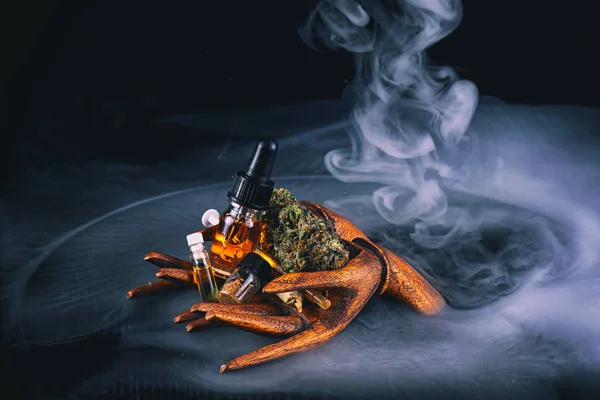 Contenants d'huile de cannabis assortis avec CBD, résine vivante et autres — Photo