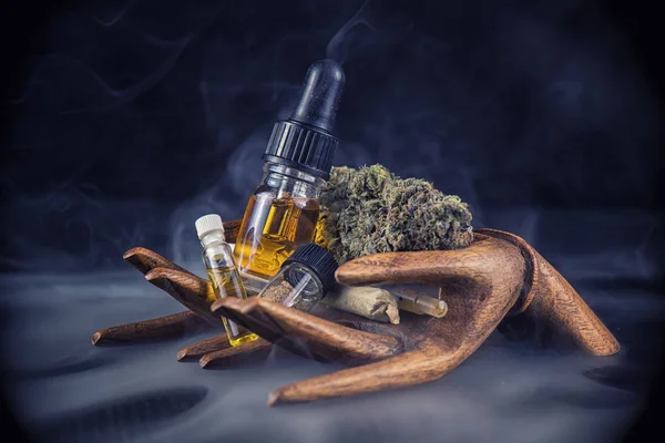 Contenitori di olio di cannabis assortiti con CBD, pepite, resina viva e Foto Stock