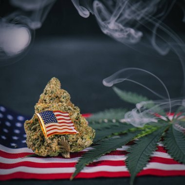 Esrar bud, yaprak ve duman - kıdemli medic Amerikan bayrağı