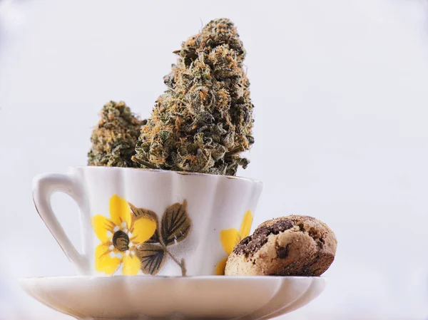 Detail of cannabis nug and coffee cup with chocolate chip cookie — Stock Photo, Image