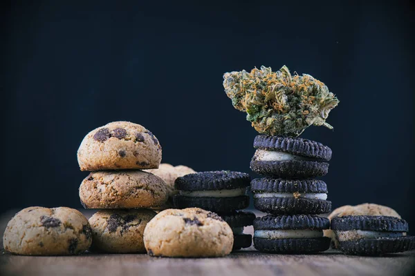 Taza de cannabis sobre galletas fritas de chocolate infundidas - mari médica —  Fotos de Stock