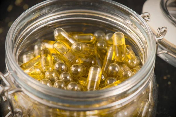 Cannabis extraction capsules infused with shatter and cbd (marij — Stock Photo, Image