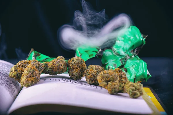 Detalhe de botões de cannabis secos (Green Crack God strain) arranjados — Fotografia de Stock