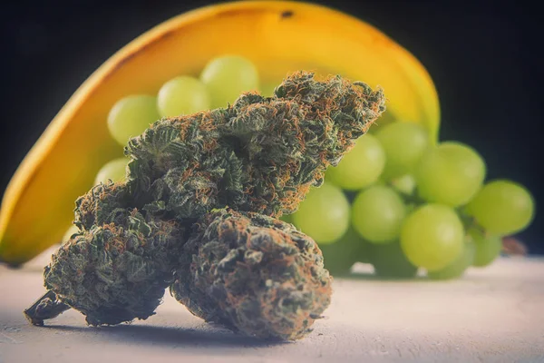 Dried cannabis buds (Grape Ape strain) with fresh fruit - medica — Stock Image Dried cannabis buds (Grape Ape strain) with fresh fruit - medica Stock Picture