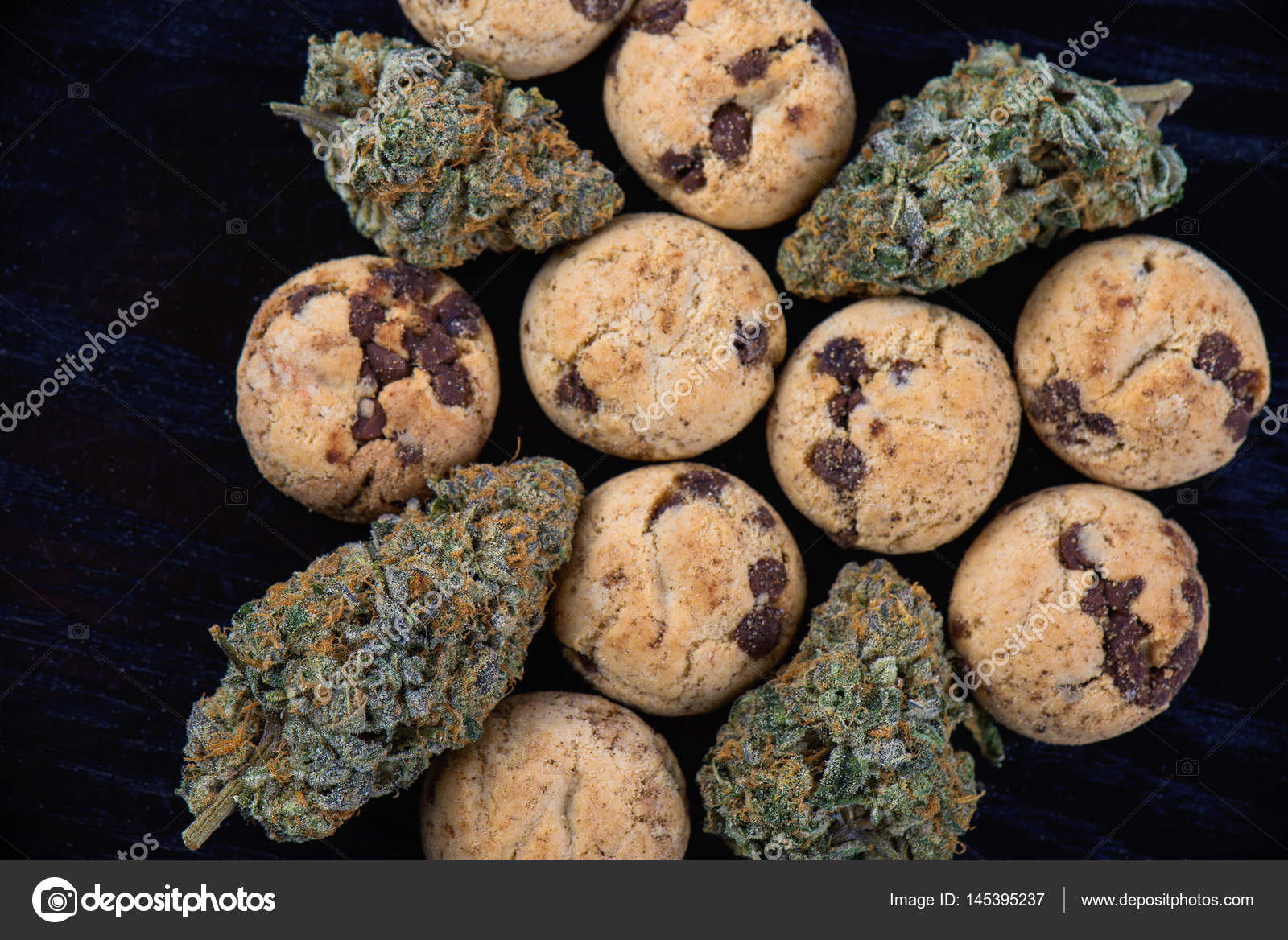 Cannabis nugs and infused chocolate chips cookies medical mari Stock