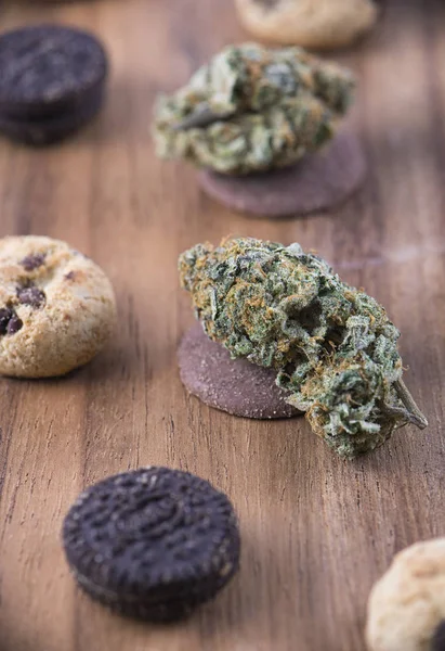 Cannabis nugs over infunderede chokolade chips cookies - medicinsk mar - Stock-foto