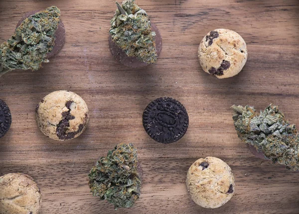 Cannabis nugs over geïnfundeerd chocolade chips cookies - medische mar — Stockfoto