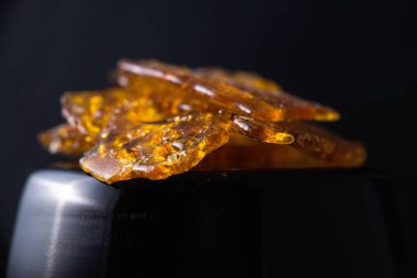 Esrar yağ konsantre aka üzerinde siyah backgrou izole paramparça