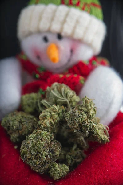 Snögubbe med cannabis nugs - marijuana jul bakgrund — Stockfoto