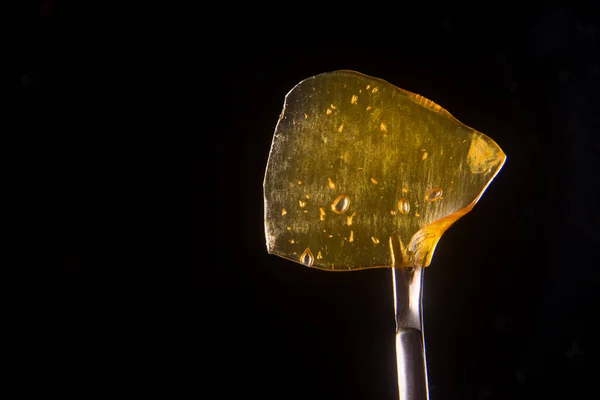 Cannabisolie concentreren aka veiligheidsmaterialen uitgesteld op een deppen tool — Stockfoto