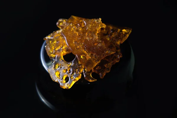 Marihuana olie concentreren aka veiligheidsmaterialen geïsoleerd op zwarte CHTERGRO — Stockfoto