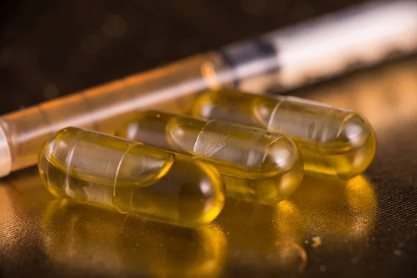 Cannabis extractie capsules doordrenkt met veiligheidsmaterialen over reflectiv — Stockfoto