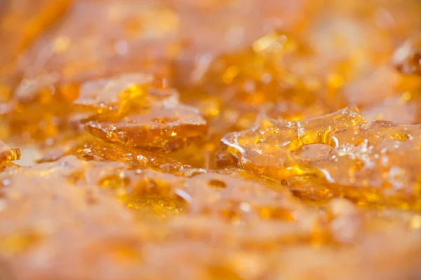 Óleo de cannabis concentrado aka shatter usado por maconha medicinal p — Fotografia de Stock