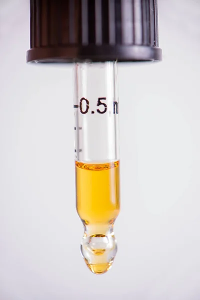 Contagocce con olio di CBD, estrazione di resina viva di cannabis isolata  - Immagine Stock