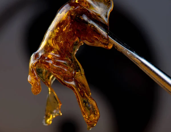 A kannabisz olaj koncentrátum aka shatter dabbing eszköze a tartott — Stock Fotó