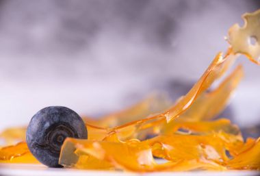 Esrar yağ konsantresi aka blueb ile ile bir tabakta paramparça