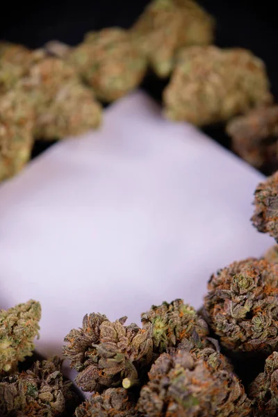 Lienzo en blanco enmarcado por cogollos de cannabis secos, indica y sativa st — Foto de Stock