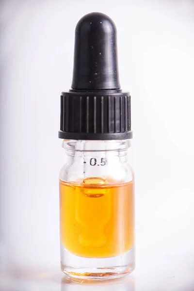 Dropper with CBD oil, cannabis live resin extraction isolated - — Stock Photo, Image