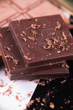 Dilimler için siyah arka plan üzerinde işaretleme ile çikolata