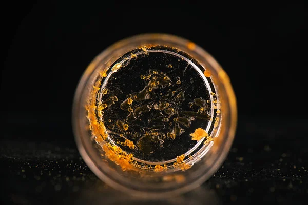 Pedaço de óleo de cannabis concentrado aka quebra isolado em um cont — Fotografia de Stock