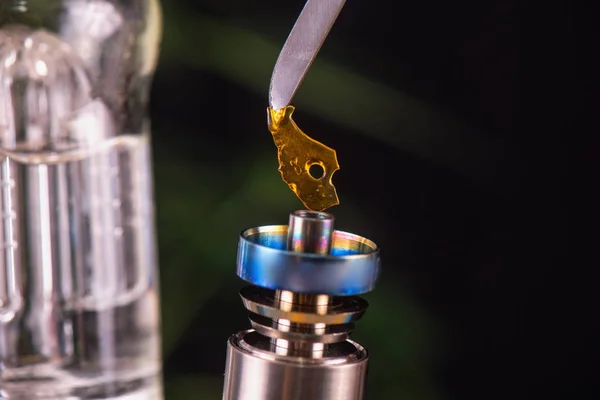 Dabbing tool with small piece of cannabis oil aka shatter - medi — Stock Photo, Image