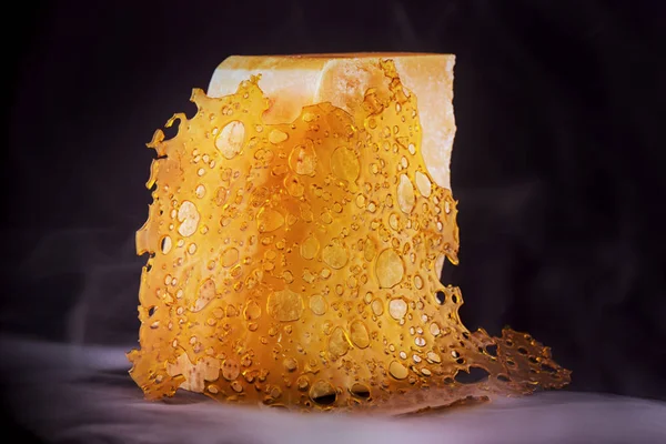 Concentrado de óleo de cannabis aka quebrar com queijo bloco isolado — Fotografia de Stock