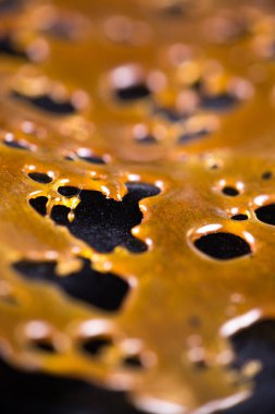 Kenevir yağ konsantresi aka koyu arka plan zekâ karşı paramparça