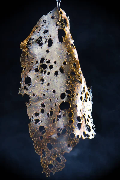 Detail z marihuany oleje soustředit aka rozbít izolované na blac — Stock fotografie