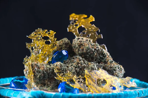 Cannabis nugs en marihuana concentraten (aka versplinteren) met smok — Stockfoto