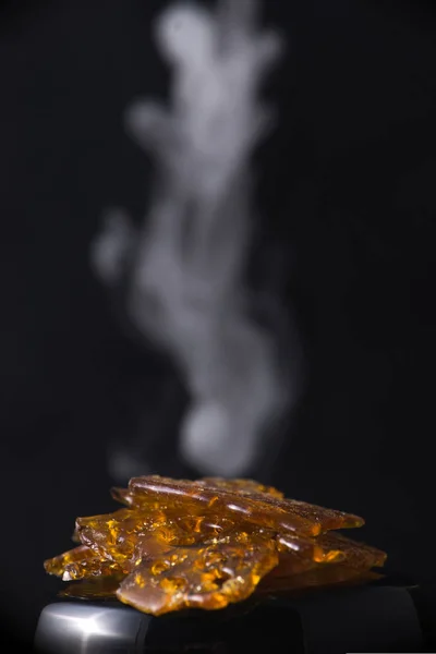 Marihuana oleju koncentrat aka rozbicie na białym tle na czarny backgrou — Zdjęcie stockowe