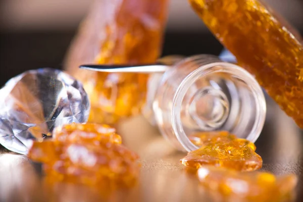 Cannabis olja koncentrat aka splittras med glas badda verktyg — Stockfoto